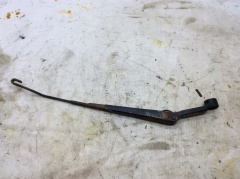 Поводок стеклоочистителя передний правый 