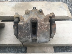 Суппорт тормозной передний левый со скобой Инфинити ФХ35 / ФХ45 1-поколение S50 2003-2007 41011CG000