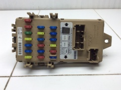 Блок реле и предохранителей салонный 
