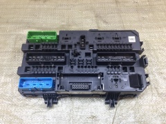 Блок предохранителей салонный в багажник 