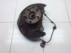 Кулак поворотный передний левый со ступицей 