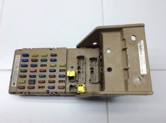 Блок реле и предохранителей салонный 