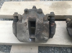 Суппорт тормозной передний правый со скобой Инфинити ФХ35 / ФХ45 1-поколение S50 2003-2007 41001CG000