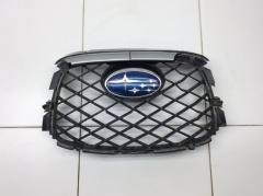 Решетка радиатора центральная с дефектами 