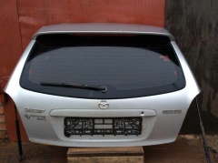 Дверь багажника со стеклом задняя хэтчбек Мазда 323 6-поколение 1998-2003 BJ3E62020C