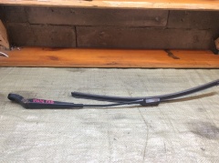 Поводок стеклоочистителя передний левый 