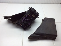 Блок реле и предохранителей моторный подкапотный 