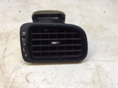 Дефлектор воздушный в торпедо правый  