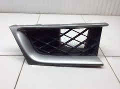 Решетка радиатора правая с дефектами 