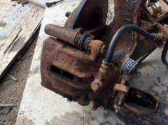 Суппорт задний левый в сборе со скобой 