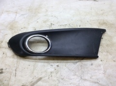 Решетка в бампер передний левая с отверстием Фольксваген Поло V Седан RUS 2011-2020 6RU853665B 