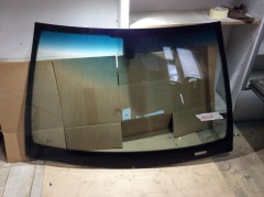 Стекло лобовое ветровое переднее 