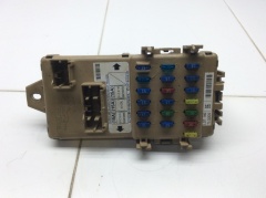 Блок реле и предохранителей салонный 