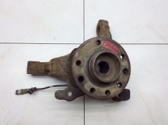 Кулак поворотный передний левый со ступицей 