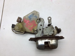 Замок двери багажника с активатором 