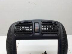 Дефлектор воздушный в торпедо центральный воздуховод Мазда 323 6-поколение 1998-2003 B25F64930B