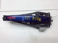 Ручка наружная двери передней правой с кронштейном 