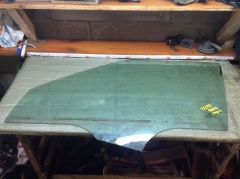 Стекло двери передней левой 