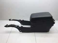 Подлокотник Бардачок между передними сиденьями 