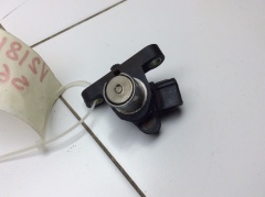 Датчик положения коленвала и кронштейн датчика 