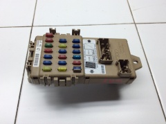 Блок реле и предохранителей салонный 