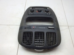 Рамка магнитолы с центр дефлекторами воздуховодами Додж Caravan 4 IV 2000-2008 P05005021AD