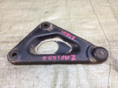 Кронштейн передней балки правый 