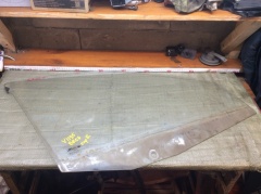 Стекло двери передней правой 