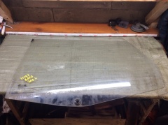 Стекло двери задней левой 