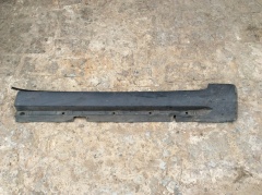 Накладка на порог пластиковая передняя правая часть 