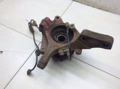 Кулак поворотный передний левый со ступицей 