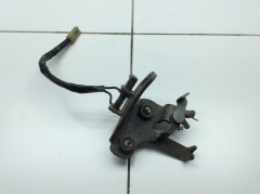 Петля замка багажника седан 