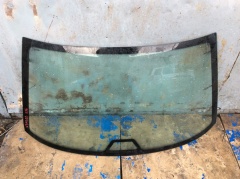 Стекло кузовное глухое заднее с обогревом седан 