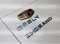 Надпись и эмблема на крышку багажника  