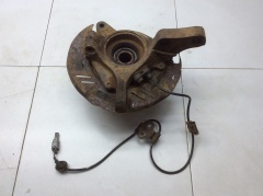 Кулак поворотный передний левый со ступицей 