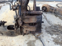 Суппорт задний правый в сборе со скобой 