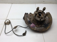 Кулак поворотный передний левый со ступицей 