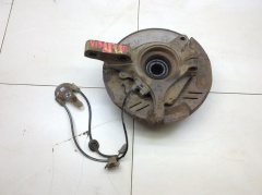 Кулак поворотный передний правый со ступицей 