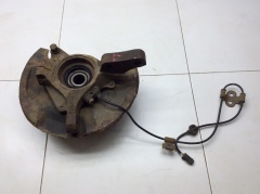 Кулак поворотный передний левый со ступицей 