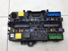 Блок предохранителей салонный в багажник 